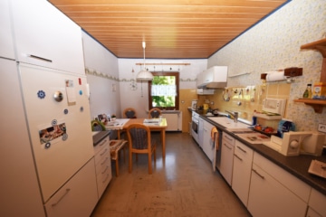 DIETZ: Freiwerdendes, liebevolles 2-Familienhaus-Anwesen in attraktiver Wohnlage von Klein-Zimmern! - EG Küche (653749)