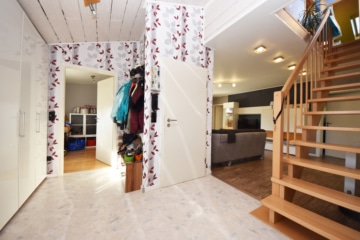 DIETZ: Freiwerdendes, liebevolles 2-Familienhaus-Anwesen in attraktiver Wohnlage von Klein-Zimmern! - OG Treppenaufgang DG (653757)