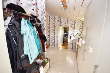 DIETZ: Freiwerdendes, liebevolles 2-Familienhaus-Anwesen in attraktiver Wohnlage von Klein-Zimmern! - OG Garderobe (653758)