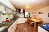 OG Küche - DIETZ: Freiwerdendes, liebevolles 2-Familienhaus-Anwesen in attraktiver Wohnlage von Klein-Zimmern!