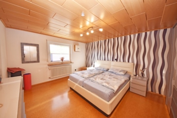 DIETZ: Freiwerdendes, liebevolles 2-Familienhaus-Anwesen in attraktiver Wohnlage von Klein-Zimmern! - OG Schlafzimmer (653761)