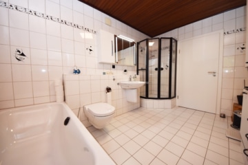 DIETZ: Freiwerdendes, liebevolles 2-Familienhaus-Anwesen in attraktiver Wohnlage von Klein-Zimmern! - OG Tageslichtbad (653763)