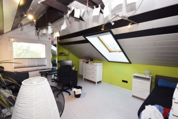 DIETZ: Freiwerdendes, liebevolles 2-Familienhaus-Anwesen in attraktiver Wohnlage von Klein-Zimmern! - DG Schlafzimmer 2 (653764)