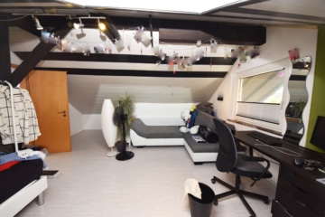 DIETZ: Freiwerdendes, liebevolles 2-Familienhaus-Anwesen in attraktiver Wohnlage von Klein-Zimmern! - DG Schlafzimmer 2 (653765)