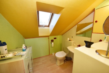 DIETZ: Freiwerdendes, liebevolles 2-Familienhaus-Anwesen in attraktiver Wohnlage von Klein-Zimmern! - DG WC (653766)