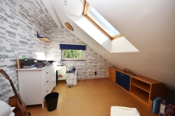 DIETZ: Freiwerdendes, liebevolles 2-Familienhaus-Anwesen in attraktiver Wohnlage von Klein-Zimmern! - DG Schlafzimmer 3 (653767)