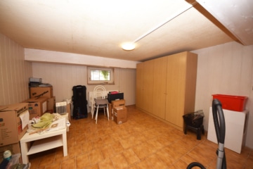 DIETZ: Freiwerdendes, liebevolles 2-Familienhaus-Anwesen in attraktiver Wohnlage von Klein-Zimmern! - Beheizer Raum Keller (653773)