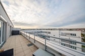 DIETZ: Moderne und helle 3-Zimmer-Penthousewohnung im 4. OG mit Aufzug und 2 TG-Stellplätzen! - Große Terrasse