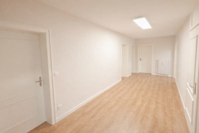 DIETZ: Größer als manches Haus! 4-Zimmer-Erdgeschosswohnung – 3-fach-Verglasung – Pelletsheizung - Flur EG (700780)