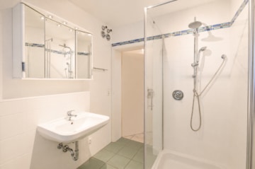 DIETZ: Frei werdende 4-5-Zimmer Maisonettewohnung mit Terrasse, Garage und Grünfläche in Niedernberg - Bad Souterrain (693694)