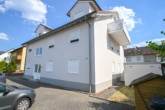 Außenansicht - DIETZ: Frei werdende 4-5-Zimmer Maisonettewohnung mit Terrasse, Garage und Grünfläche in Niedernberg