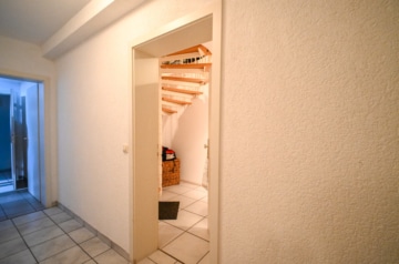 DIETZ: Frei werdende 4-5-Zimmer Maisonettewohnung mit Terrasse, Garage und Grünfläche in Niedernberg - Durchgang Waschküche KG (693697)