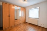 Schlafzimmer 2 von 2 - DIETZ: Frei werdende 4-5-Zimmer Maisonettewohnung mit Terrasse, Garage und Grünfläche in Niedernberg
