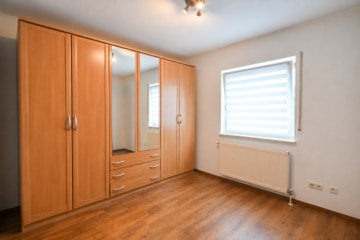 DIETZ: Frei werdende 4-5-Zimmer Maisonettewohnung mit Terrasse, Garage und Grünfläche in Niedernberg - Schlafzimmer 2 von 2 (693687)