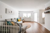 Offener Wohn- und Essbereich - DIETZ: Frei werdende 4-5-Zimmer Maisonettewohnung mit Terrasse, Garage und Grünfläche in Niedernberg