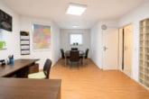 Büro/Gästezimmer KG - DIETZ: Frei werdende 4-5-Zimmer Maisonettewohnung mit Terrasse, Garage und Grünfläche in Niedernberg
