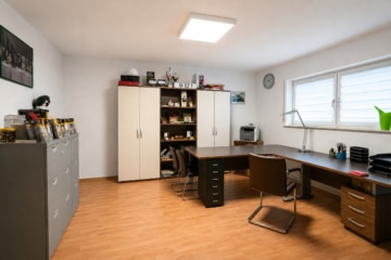 DIETZ: Frei werdende 4-5-Zimmer Maisonettewohnung mit Terrasse, Garage und Grünfläche in Niedernberg - Büro/Gästezimmer KG (693691)