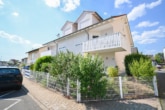 Straßenansicht - DIETZ: Frei werdende 4-5-Zimmer Maisonettewohnung mit Terrasse, Garage und Grünfläche in Niedernberg