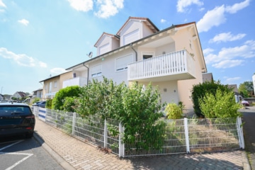 DIETZ: Frei werdende 4-5-Zimmer Maisonettewohnung mit Terrasse, Garage und Grünfläche in Niedernberg - Straßenansicht (693703)