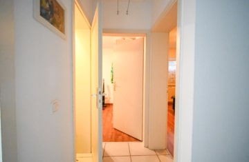 DIETZ: Frei werdende 4-5-Zimmer Maisonettewohnung mit Terrasse, Garage und Grünfläche in Niedernberg - Flur EG (693690)