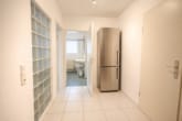 Flur Souterrain - DIETZ: Frei werdende 4-5-Zimmer Maisonettewohnung mit Terrasse, Garage und Grünfläche in Niedernberg