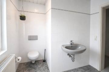 DIETZ: Frei werdende 4-5-Zimmer Maisonettewohnung mit Terrasse, Garage und Grünfläche in Niedernberg - Tageslicht Badezimmer  EG (693688)