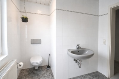 DIETZ: Frei werdende 4-5-Zimmer Maisonettewohnung mit Terrasse, Garage und Grünfläche in Niedernberg - Tageslicht Badezimmer  EG (700602)