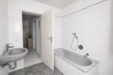 Tageslicht Badezimmer EG - DIETZ: Frei werdende 4-5-Zimmer Maisonettewohnung mit Terrasse, Garage und Grünfläche in Niedernberg