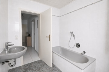 DIETZ: Frei werdende 4-5-Zimmer Maisonettewohnung mit Terrasse, Garage und Grünfläche in Niedernberg - Tageslicht Badezimmer EG (693689)