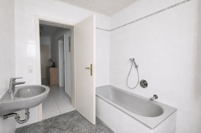DIETZ: Frei werdende 4-5-Zimmer Maisonettewohnung mit Terrasse, Garage und Grünfläche in Niedernberg - Tageslicht Badezimmer EG (700603)