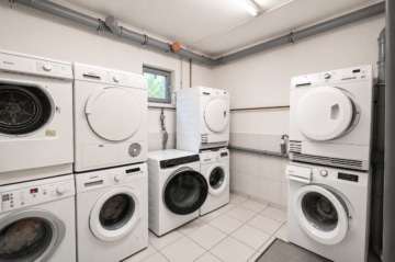 DIETZ: Frei werdende 4-5-Zimmer Maisonettewohnung mit Terrasse, Garage und Grünfläche in Niedernberg - Waschküche KG (693698)