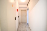 Flur KG - DIETZ: Frei werdende 4-5-Zimmer Maisonettewohnung mit Terrasse, Garage und Grünfläche in Niedernberg