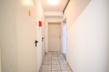 DIETZ: Frei werdende 4-5-Zimmer Maisonettewohnung mit Terrasse, Garage und Grünfläche in Niedernberg - Flur KG (693699)