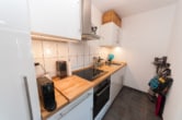 Neuwertige Küche - DIETZ: Voll möblierte moderne 2 Zimmer Erdgeschoss-Wohnung mit Balkon!