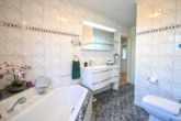 Top gepflegter Flachdachbungalow mit Wintergarten, Garage, Terrasse in beliebter Ober-Rodener Wohnlage! - Tageslicht Badezimmer EG