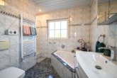 Top gepflegter Flachdachbungalow mit Wintergarten, Garage, Terrasse in beliebter Ober-Rodener Wohnlage! - Tageslicht Badezimmer EG