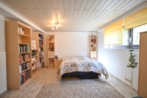 Top gepflegter Flachdachbungalow mit Wintergarten, Garage, Terrasse in beliebter Ober-Rodener Wohnlage! - Büro/Lagerraum KG