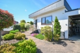 Top gepflegter Flachdachbungalow mit Wintergarten, Garage, Terrasse in beliebter Ober-Rodener Wohnlage! - Außenansicht