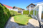 Top gepflegter Flachdachbungalow mit Wintergarten, Garage, Terrasse in beliebter Ober-Rodener Wohnlage! - Garten