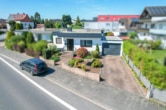 Top gepflegter Flachdachbungalow mit Wintergarten, Garage, Terrasse in beliebter Ober-Rodener Wohnlage! - Außenansicht