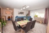 DIETZ: Tolle 3 Zimmer-Wohnung im ersten OG in herrlicher Wohnlage von Nieder-Roden - Wohn- und Essbereich