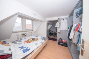 DIETZ: REDUZIERT! 2 Häuser auf einem Grundstück mit 3-4 Wohneinheiten inklusive Ausbaupotenzial! - Schlafzimmer 1 von 2 DG Vorderhaus (640041)