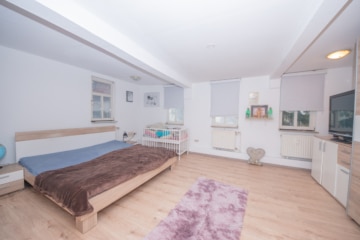 DIETZ: REDUZIERT! 2 Häuser auf einem Grundstück mit 3-4 Wohneinheiten inklusive Ausbaupotenzial! - Schlafzimmer EG Vorderhaus (640032)