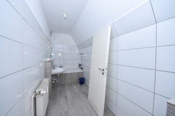 DIETZ: REDUZIERT! 2 Häuser auf einem Grundstück mit 3-4 Wohneinheiten inklusive Ausbaupotenzial! - Badezimmer  Maisonettewohnung (640025)
