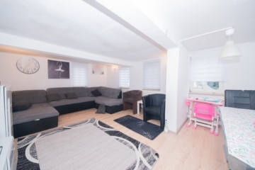 DIETZ: REDUZIERT! 2 Häuser auf einem Grundstück mit 3-4 Wohneinheiten inklusive Ausbaupotenzial! - Wohnzimmer OG Vorderhaus (640037)