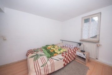 DIETZ: REDUZIERT! 2 Häuser auf einem Grundstück mit 3-4 Wohneinheiten inklusive Ausbaupotenzial! - Schlafzimmer OG Vorderhaus (640038)