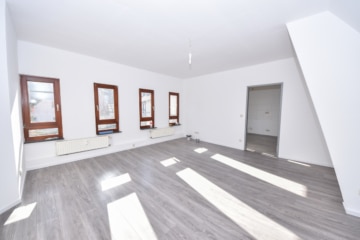 DIETZ: REDUZIERT! 2 Häuser auf einem Grundstück mit 3-4 Wohneinheiten inklusive Ausbaupotenzial! - Helles Wohnzimmer Maisonettewohnung (640020)