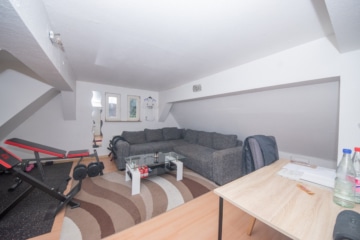 DIETZ: REDUZIERT! 2 Häuser auf einem Grundstück mit 3-4 Wohneinheiten inklusive Ausbaupotenzial! - Schlafzimmer 1 von 2 DG Vorderhaus (640042)