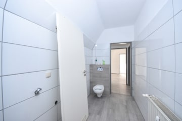 DIETZ: REDUZIERT! 2 Häuser auf einem Grundstück mit 3-4 Wohneinheiten inklusive Ausbaupotenzial! - Badezimmer Maisonettewohnung (640026)
