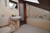 Nette 2,5 Zimmer Dachgeschosswohnung in Dieburg mit  Gartenmitbenutzung! ACHTUNG ANSCHAUEN! - Einblick ins Badezimmer